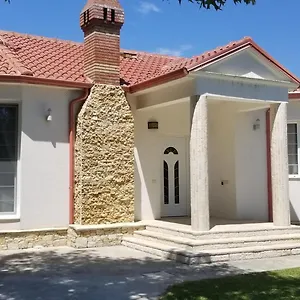 Villa Bubullime Albania, Lushnjë